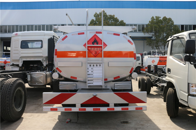 國(guó)五東風(fēng)12.5方運(yùn)油車