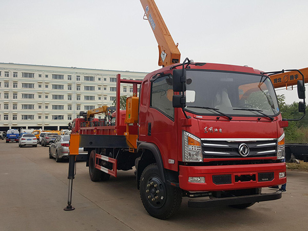 東風(fēng)廂長(zhǎng)3.6米藍(lán)牌隨車吊