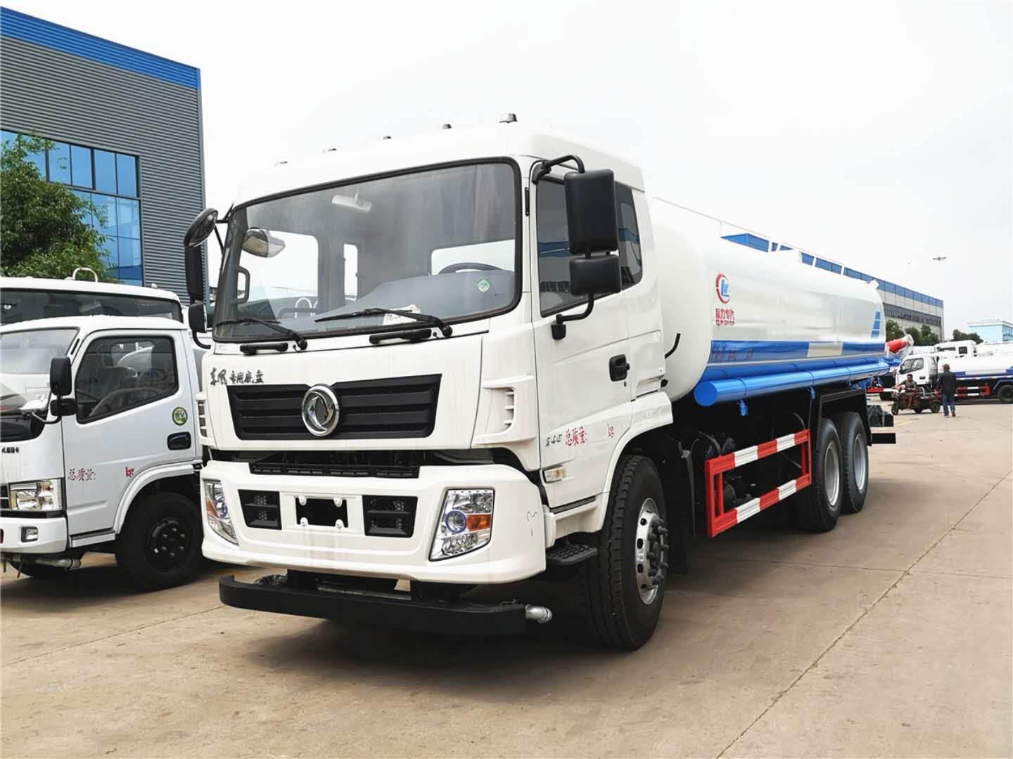 東風(fēng)專用底盤后雙橋灑水車