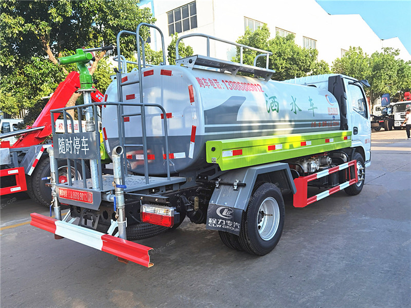 東風多利卡D6新款灑水車