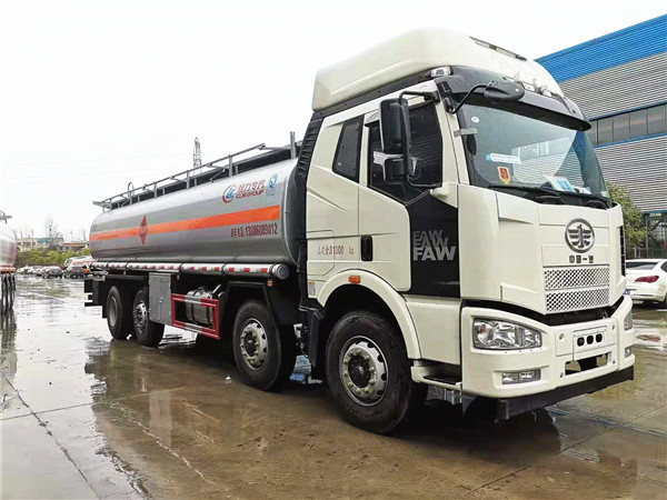 26方運油車，解放前四后六運油車發(fā)車到遼寧大連