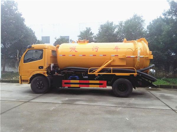 東風(fēng)多利卡D7吸污車(chē)