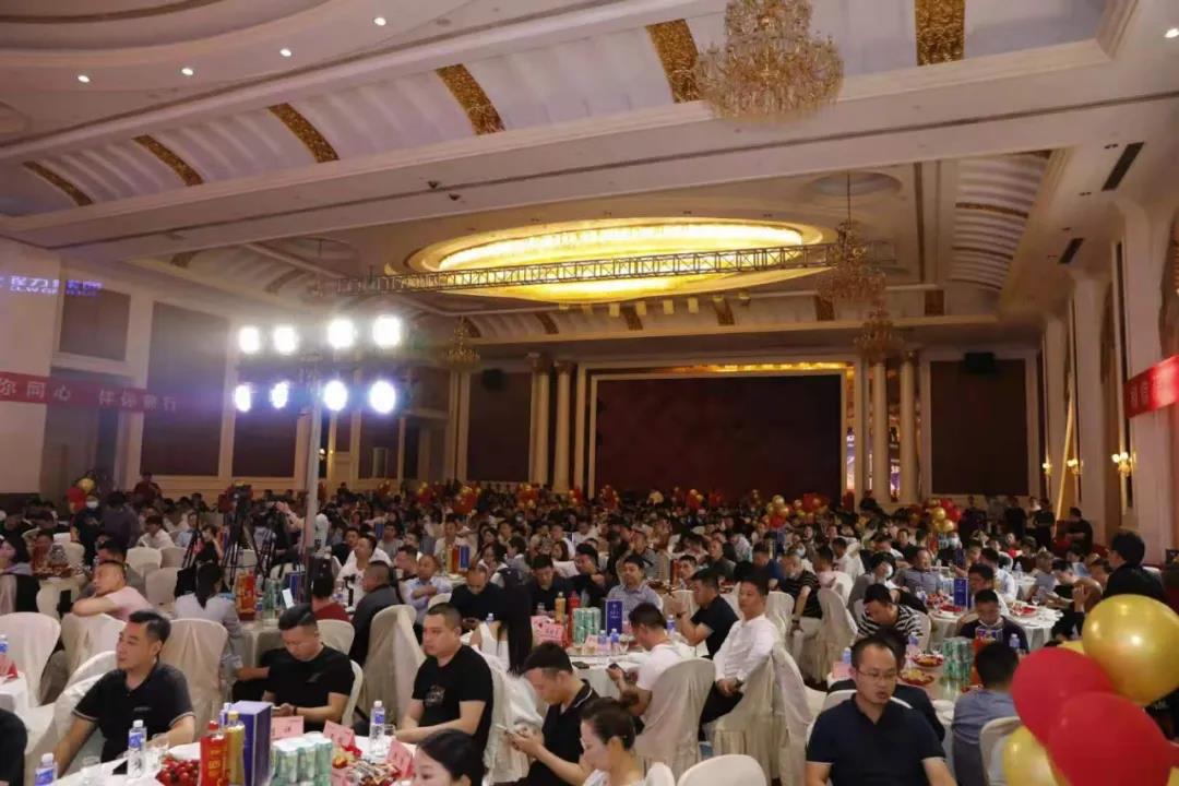 社會各界嘉賓與銷售經(jīng)理、新聞媒體及網(wǎng)紅代表600余人,盛況空前引人注目